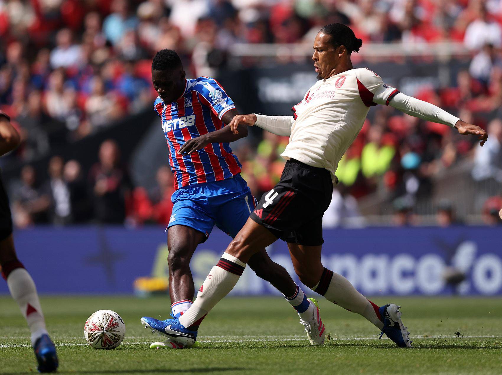 关于巴黎圣日耳曼训练开放日;转会期刷新队史纪录引欢呼;社区盾在即;赛季目标并未改变的信息 关于巴黎圣日耳曼训练开放日;转会期刷新队史纪录引欢呼;社区盾在即;赛季目标并未改变的信息